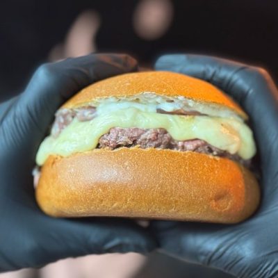 Burger artisanal préparé à la minute chez Les Burgers Du Boucher à Orléans