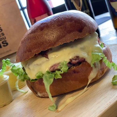burger raclette fondant au fromage coulant chez Les Burgers Du Boucher à Orléans