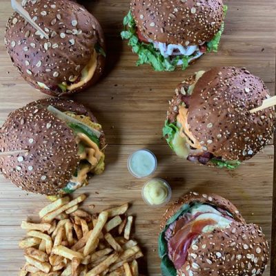 Burgers artisanaux servis au restaurant à Orléans