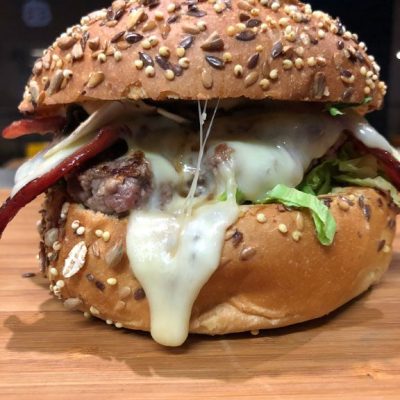 burger savoyard gratiné au fromage, spécialité artisanale à Orléans